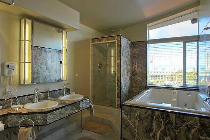 Queen Victoria Hotel & Suites