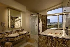 Queen Victoria Hotel & Suites